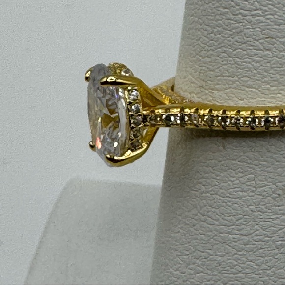 18k 1.5ct Oval Ring - Picture 6 of 11